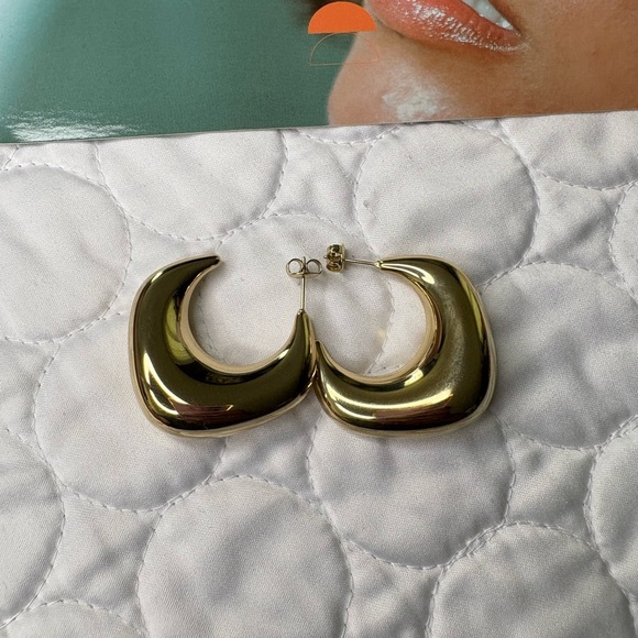 Elegant Gold Hoop Earrings - Picture 5 of 5